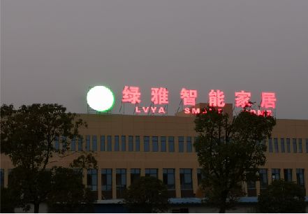 双牌楼顶冲孔发光字是怎么安装的?