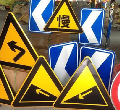 双牌标识标牌中颜色的确定是很重要的。